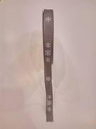 Nastro grigio fiocchi di neve bianchi