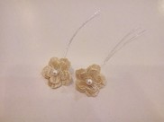 Fiorellino con pizzo e perlina colore beige scuro