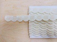 Pizzo in feltro ricamato con cappette colore avorio