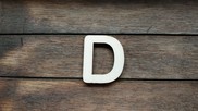 Lettera " D " in legno colore naturale