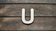 Lettera " U " in legno colore naturale