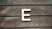 Lettera " E " in legno colore naturale