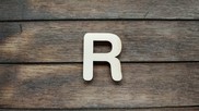 Lettera " R " in legno colore naturale