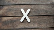 Lettera " X " in legno colore naturale