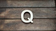 Lettera " Q " in legno colore naturale