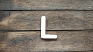 Lettera " L " in legno colore naturale