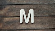 Lettera " M " in legno colore naturale