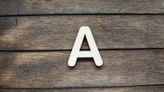 Lettera " A " in legno colore naturale