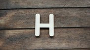 Lettera " H " in legno colore naturale