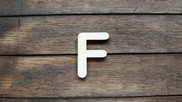 Lettera " F " in legno colore naturale