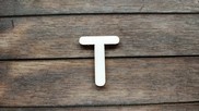 Lettera " T " in legno colore naturale