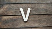 Lettera " V " in legno colore naturale