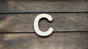 Lettera " C " in legno colore naturale