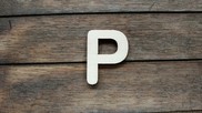 Lettera " P " in legno colore naturale