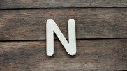 Lettera " N " in legno colore naturale