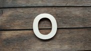Lettera " O " in legno colore naturale