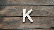 Lettera " K " in legno colore naturale