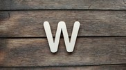 Lettera " W " in legno colore naturale