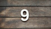 Numero " 9 " in legno colore naturale