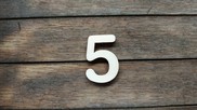 Numero " 5 " in legno colore naturale