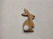 Coniglietto in legno con pon pon colore naturale in piedi
