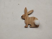Coniglietto in legno con pon pon colore naturale sdraiato